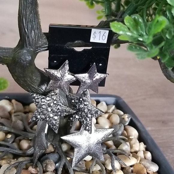 Jewelry - Dangling 3 star earrings